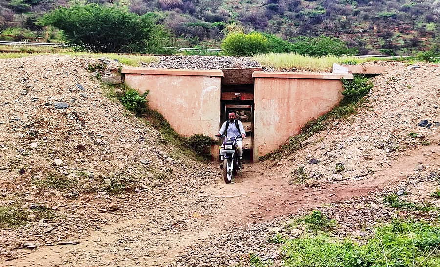 ದರೋಜಿ–ತೋರಣಗಲ್ಲು ಗ್ರಾಮಕ್ಕೆ ಸಂಪರ್ಕ ಕಲ್ಪಿಸುವ ರೈಲ್ವೆಯ ಕಿರಿದಾದ ಸೇತುವೆಯ ರಸ್ತೆ ಮಾರ್ಗದಲ್ಲಿ ಬೈಕ್ ಸವಾರರು ಪ್ರಯಾಸಪಟ್ಟು ಸಂಚರಿಸುತ್ತಿದ್ದಾರೆ