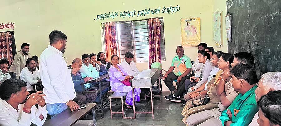 <div class="paragraphs"><p>ಬೆಳಗಾವಿ ತಾಲ್ಲೂಕಿನ ಮಾರ್ಕಂಡೇಯ ನಗರದ ಸರ್ಕಾರಿ ಪ್ರೌಢಶಾಲೆಯಲ್ಲಿ ಬುಧವಾರ ಸಭೆ ನಡೆಯಿತು</p></div>