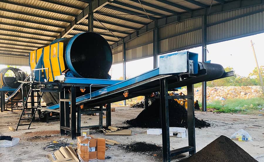 ನರಗುಂದದ ತ್ಯಾಜ್ಯ ವಿಲೇವಾರಿ ಘಟಕದಲ್ಲಿ ಪುನರ್ಬಳಕೆ ವಸ್ತುಗಳನ್ನು ಬೇಲಿಂಗ್ ಮಷಿನ್ ಮೂಲಕ ಬೇಲ್ ಮಾಡುತ್ತಿರುವ ದೃಶ್ಯ