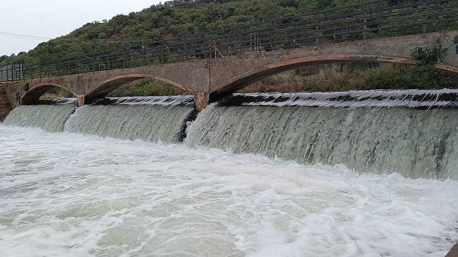 ವಿವಿ ಸಾಗರ ಜಲಾಶಯದಿಂದ ನಾಲೆಗಳಿಗೆ ನೀರು ಹರಿಯುತ್ತಿರುವ ಸುಂದರ ನೋಟ