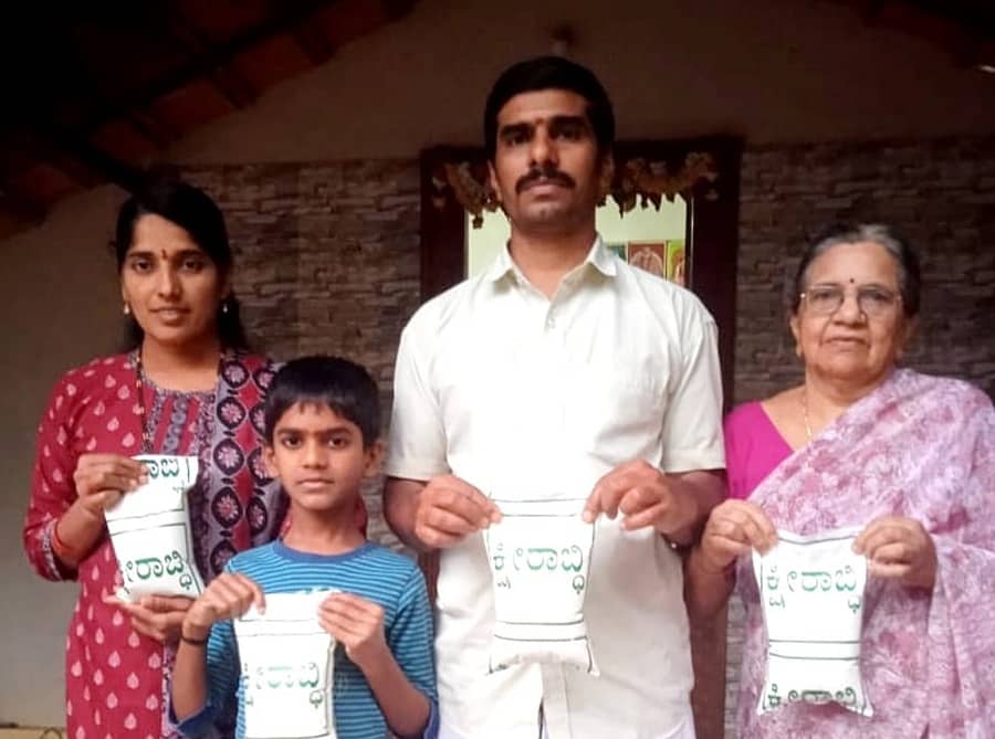 ಕ್ಷೀರಾಬ್ದಿ ಹೆಸರಿನ ಹಾಲು ಪ್ಯಾಕೆಟ್‌ ಅನ್ನು ಪ್ರದರ್ಶಿಸಿದ ವೆಂಕಟರಮಣ ಕಾರಂತ್‍ ಹಾಗೂ ಕುಟುಂಬದ ಸದಸ್ಯರು