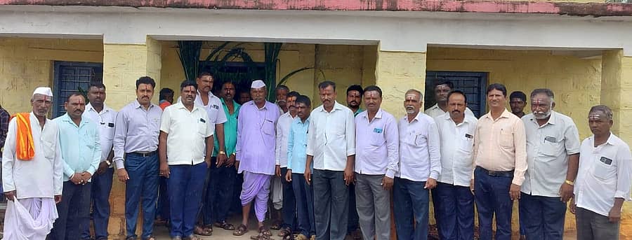 ಮದ್ಲೂರ ಗ್ರಾಮದಲ್ಲಿ ಗುರುವಾರ ಉದ್ಘಾಟನಾ ಸಮಾರಂಭದಲ್ಲಿ ಗ್ರಾ.ಪಂ ಅಧ್ಯಕ್ಷ ಲಕ್ಮಣ ಹೊಟ್ಟೆನ್ನವರ, ಪಿಡಿಒ ಎಸ್‌.ಪಿ. ರಾಘವೇಂದ್ರ ಕುಮಾರ್‌ ಹಾಗೂ ಸದಸ್ಯರು ಪಾಲ್ಗೊಂಡರು