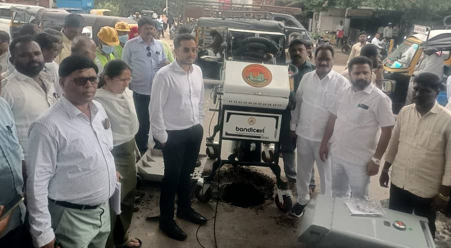 ರಾಯಚೂರಲ್ಲಿ ರೋಬೋಟಿಕ್ ಸ್ಕ್ಯಾವೆಂಜರ್ ಯಂತ್ರಕ್ಕೆ ಆಯುಕ್ತ ಜುಬಿನ್ ಮೊಹಾಪಾತ್ರ ಚಾಲನೆ ನೀಡಿದರು