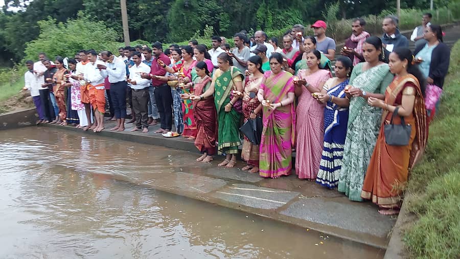 ಕುಶಾಲನಗರದಲ್ಲಿ ನಡೆಯುತ್ತಿರುವ 1954ನೇ ಮದ್ಯವರ್ಜನ ಶಿಬಿರದ 7ನೇ ದಿನ ಅಂಗವಾಗಿ ಮದ್ಯವರ್ಜನ ಶಿಬಿರದ ಶಿಬಿರಾರ್ಥಿಗಳು ಕಾವೇರಿ ನದಿಗೆ ತೆರಳಿ ವಿಶೇಷ ಪೂಜೆ ಸಲ್ಲಿಸಿದರು