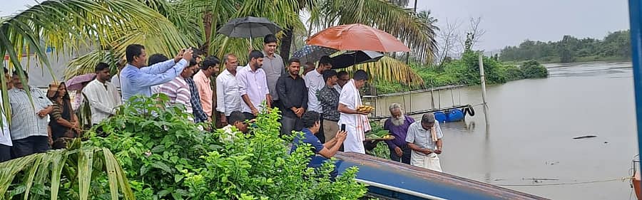 ಮಾಬುಕಳ ಕುಮ್ರಗೋಡು ಸಿದ್ಧಿವಿನಾಯಕ ದೇವಸ್ಥಾನದ ಸನ್ನಿಧಿಯಲ್ಲಿ ನಡೆದ ಗಂಗಾಬನಿ ಕಾರ್ಯಕ್ರಮದಲ್ಲಿ ಸೀತಾನದಿಗೆ ಬಾಗಿನ ಅರ್ಪಿಸಲಾಯಿತು