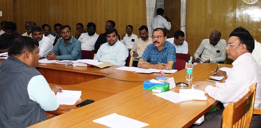 ಬಾಗಲಕೋಟೆ ಜಿಲ್ಲಾಧಿಕಾರಿ ಕಚೇರಿಯಲ್ಲಿ ಕೆರೆಗಳ ಪುನರುಜ್ಜೀವನ ಕುರಿತು ಗುರುವಾರ ನಡೆದ ಸಭೆಯಲ್ಲಿ ಜಿಲ್ಲಾಧಿಕಾರಿ ಸಂಗಪ್ಪ ಮಾತನಾಡಿದರು