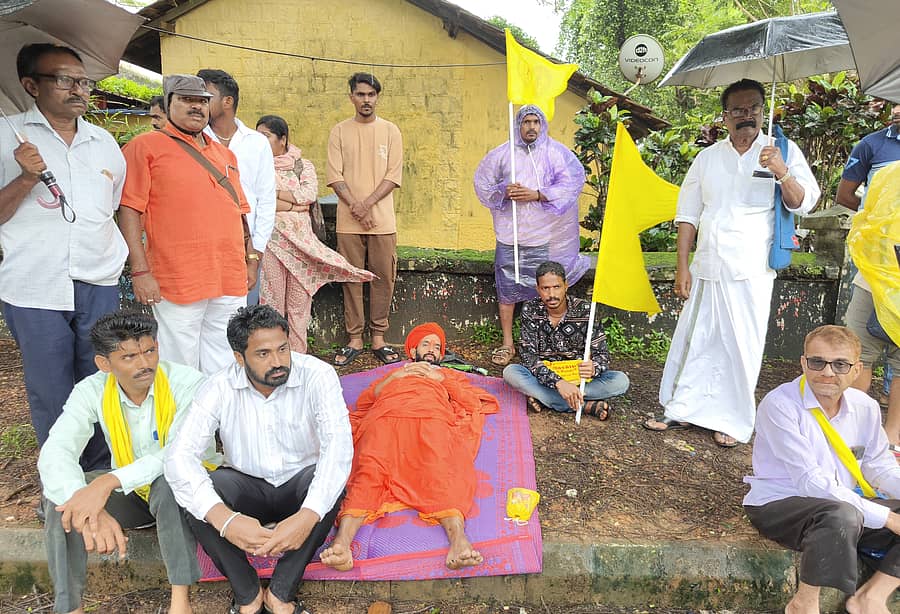 ಶಿರೂರು ದುರಂತದಲ್ಲಿ ಮೃತಪಟ್ಟವರ ಕುಟುಂಬಕ್ಕೆ ಹೆಚ್ಚಿನ ಪರಿಹಾರ ನೀಡಬೇಕು, ಪ್ರಕರಣದ ತನಿಖೆಯನ್ನು ಸಿಬಿಐಗೆ ಒಪ್ಪಿಸಬೇಕು ಎಂದು ಒತ್ತಾಯಿಸಿ ಪ್ರಣವಾನಂದ ಸ್ವಾಮೀಜಿ ಜಿಲ್ಲಾಧಿಕಾರಿ ಕಚೇರಿ ಎದುರು ಮಳೆಯಲ್ಲೇ ಮಲಗಿ ಪ್ರತಿಭಟನೆ ನಡೆಸಿದರು