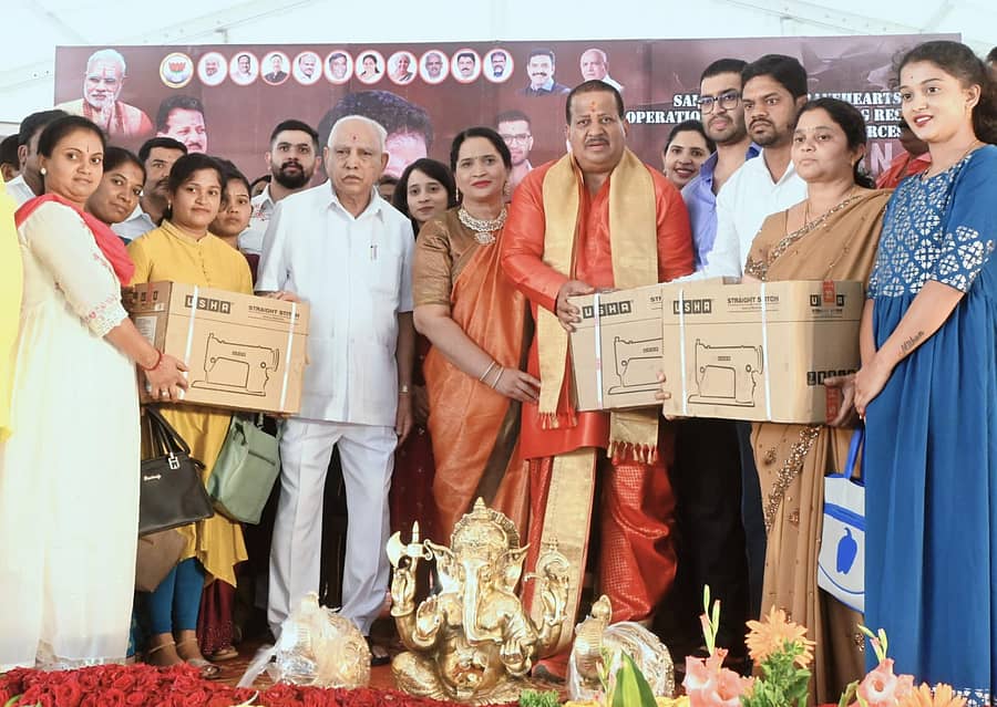 ಕಾರ್ಯಕ್ರಮದಲ್ಲಿ ಬಿ.ಎಸ್‌.ಯಡಿಯೂರಪ್ಪ ಹಾಗೂ ಎಸ್‌.ಆರ್‌.ವಿಶ್ವನಾಥ್‌ ಅವರು ಫಲಾನುಭವಿಗಳಿಗೆ ಹೊಲಿಗೆಯಂತ್ರ ವಿತರಿಸಿದರು. ವಾಣಿಶ್ರೀ ವಿಶ್ವನಾಥ್‌ ಇತರರು ಇದ್ದರು.