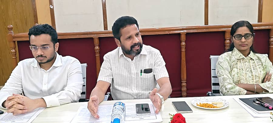 ರಾಯಚೂರಿನಲ್ಲಿ ಮಹಾನಗರಪಾಲಿಕೆ ವ್ಯಾಪ್ತಿಯಲ್ಲಿ ಆಸ್ತಿ ತೆರಿಗೆ ಮತ್ತು ನೀರಿನ ಶುಲ್ಕ ವಸೂಲಾತಿಗಾಗಿ ಸಮಿತಿಯ ಮೂಲಕ ಆಯ್ಕೆ ಮಾಡಿದ 25 ಸದಸ್ಯರಿಗೆ ಪ್ರಮಾಣಪತ್ರ ವಿತರಿಸುವ ಕಾರ್ಯಕ್ರಮದಲ್ಲಿ ಪ್ರಭಾರ ಮೇಯರ್ ಸಾಜೀದ್ ಸಮೀರ್ ಮಾತನಾಡಿದರು. ಆಯುಕ್ತ ಜುಬೀನ್ ಮೊಹಾಪಾತ್ರ ಹಾಗೂ ಮೇನಕಾ ಪಟೇಲ್‌ ಉಪಸ್ಥಿತರಿದ್ದರು