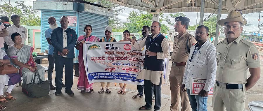 ಚಿಕ್ಕಜಾಜೂರು ರೈಲ್ವೆ ನಿಲ್ದಾಣದಲ್ಲಿ ಚಿತ್ರದುರ್ಗ ಆಶ್ರಿತ ಸಂಸ್ಥೆ, ನೈರುತ್ಯ ರೈಲ್ವೆ ಇಲಾಖೆ, ರೈಲ್ವೆ ಪೊಲೀಸ್ ಇಲಾಖೆ ಸಹಯೋಗದಲ್ಲಿ ನಡೆದ ಮಾನವ ಕಳ್ಳ ಸಾಗಣೆ ವಿಶ್ವ ವಿರೋಧಿ ದಿನದ ಅಂಗವಾಗಿ ರೈಲ್ವೆ ಪ್ರಯಾಣಿಕರು ಹಾಗೂ ಸಾರ್ವಜನಿಕರಲ್ಲಿ ಜಾಗೃತಿ ಜಾತಾ ಕಾರ್ಯಕ್ರಮದಲ್ಲಿ ಆಶ್ರಿತ ಸಂಸ್ಥೆಯ ಜಿಲ್ಲಾ ಸಮನ್ವಯಾಧಿಕಾರಿ ಡಿ.ಓ.ಮುರಾರ್ಜಿ ಮಾತನಾಡಿದರು.