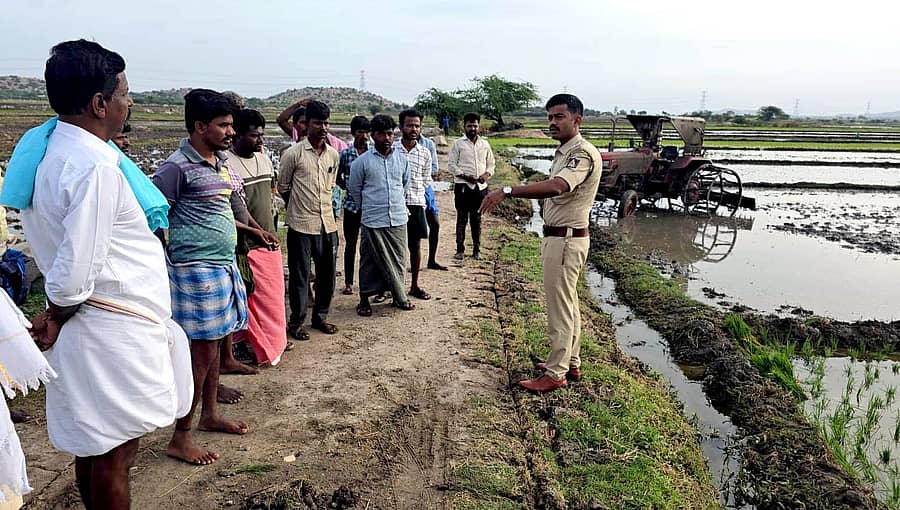 ಕುರುಗೋಡು ತಾಲ್ಲೂಕಿನ ಮುಷ್ಟಗಟ್ಟೆ ಗ್ರಾಮದ ಭತ್ತದ ಗದ್ದೆಗಳಿಗೆ ಪಿಎಸ್‌ಐ ಸುಪ್ರಿತ್ ಗುರುವಾರ ಭೇಟಿನೀಡಿ ಕೆಜಿ ವೀಲ್ ಬಳಕೆ ಕುರಿತು ಜಾಗೃತಿ ಮೂಡಿಸಿದರು