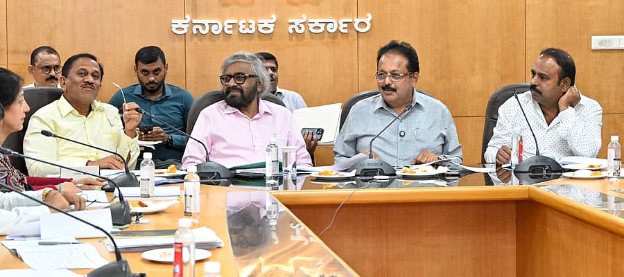ಬೆಂಗಳೂರಿನ ವಿಧಾನಸೌಧದಲ್ಲಿ ಗುರುವಾರ ಮಂಡ್ಯ ಜಿಲ್ಲೆಯ ವಿವಿಧ ಯೋಜನೆಗಳಿಗೆ ಸಂಬಂಧಿಸಿದಂತೆ ಅರಣ್ಯ ತೀರುವಳಿ ಪ್ರಕರಣಗಳ ಕುರಿತ ಸಭೆಯು ಅರಣ್ಯ ಸಚಿವ ಈಶ್ವರ ಖಂಡ್ರೆ ಅಧ್ಯಕ್ಷತೆಯಲ್ಲಿ ನಡೆಯಿತು. ಜಿಲ್ಲಾ ಉಸ್ತುವಾರಿ ಸಚಿವ ಎನ್‌.ಚಲುವರಾಯಸ್ವಾಮಿ, ಶಾಸಕರಾದ ರಮೇಶ ಬಂಡಿಸಿದ್ದೇಗೌಡ, ಕೆ.ಎಂ.ಉದಯ ಪಾಲ್ಗೊಂಡಿದ್ದರು 