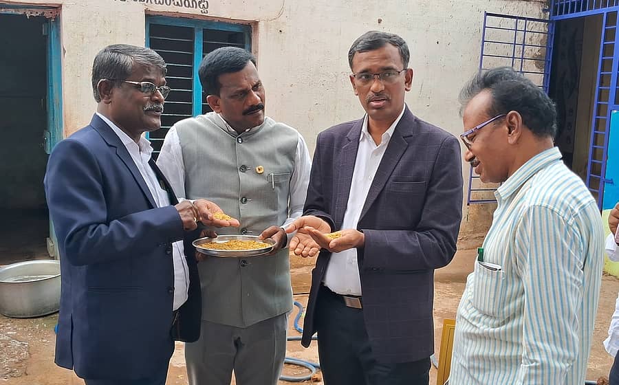 ಬಾಗಲಕೋಟೆ ಶಾಲೆಯೊಂದರ ತೊಗರಿ ಗುಣಮಟ್ಟವನ್ನು ಮಕ್ಕಳ ಹಕ್ಕುಗಳ ರಕ್ಷಣಾ ಆಯೋಗದ ಸದಸ್ಯರಾದ ಶೇಖರಗೌಡ ರಾಮತ್ನಾಳ, ಶಶಿಧರ ಕೋಸುಂಬೆ, ಡಾ.ತಿಪ್ಪೇಸ್ವಾಮಿ ಪರಿಶೀಲಿಸಿದರು