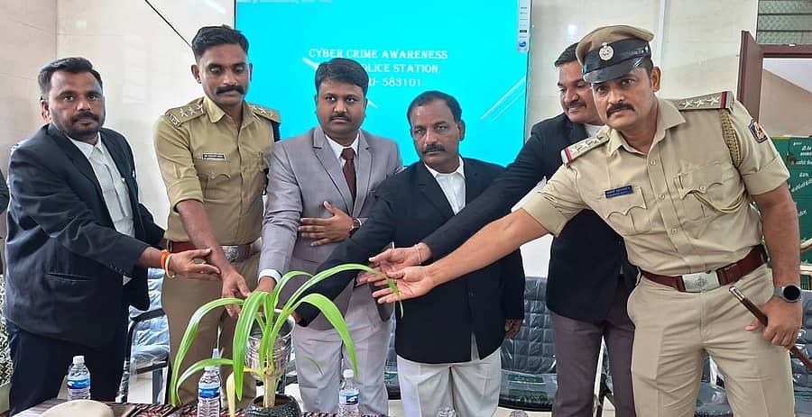 ಸಿರುಗುಪ್ಪ ನಗರದ ನ್ಯಾಯಾಲಯದಲ್ಲಿ ಗುರುವಾರ ಹಮ್ಮಿಕೊಂಡ ಸೈಬರ್ ಅಪರಾಧಗಳ ಜಾಗೃತಿ ಕಾರ್ಯಕ್ರಮವನ್ನು ನ್ಯಾಯಾಧೀಶ ಅಶೋಕ್ ಆರ್.ಎಚ್.ಉದ್ಘಾಟಿಸಿದರು