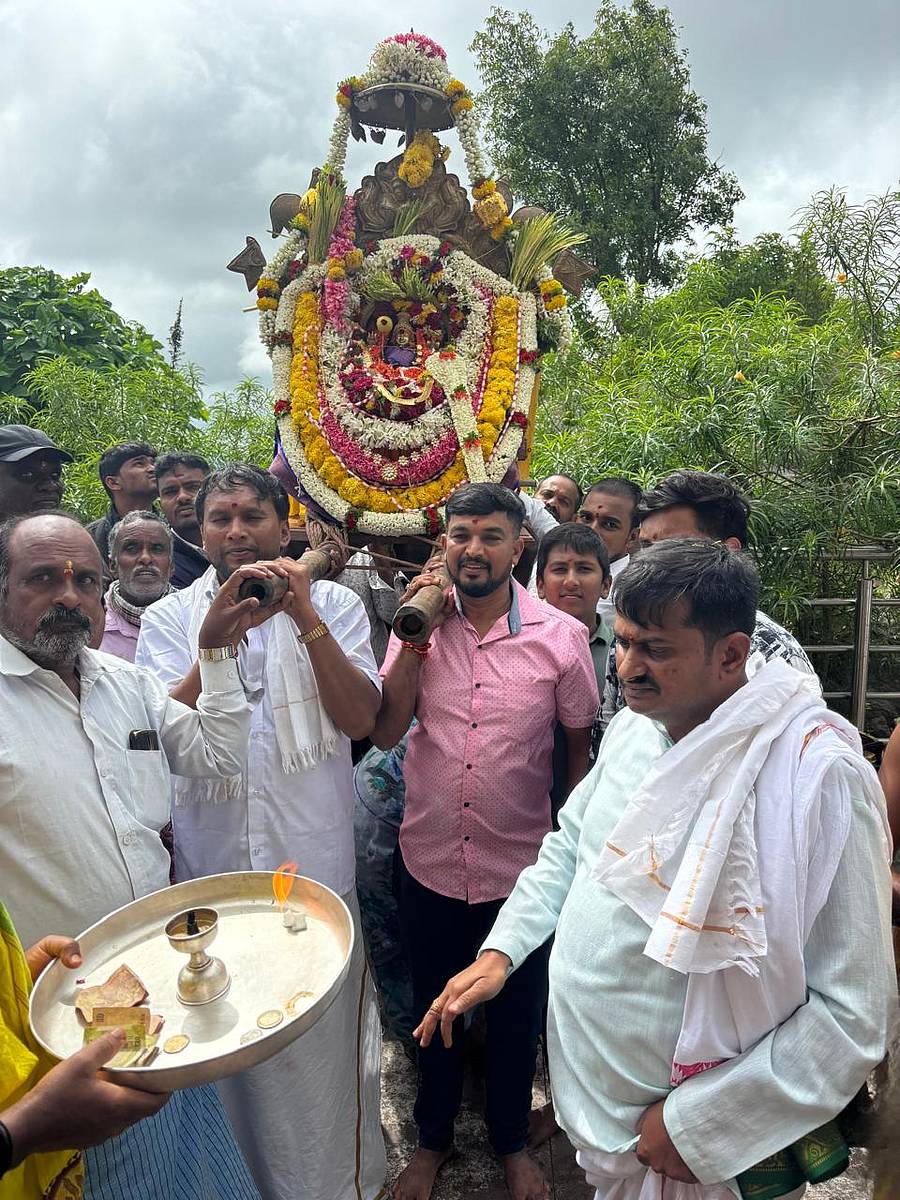 ಸರಗೂರು ತಾಲ್ಲೂಕಿನ ಚಿಕ್ಕದೇವಮ್ಮ ಬೆಟ್ಟದಲ್ಲಿ ಗುರುವಾರ ಭೀಮನ ಅಮಾವಾಸ್ಯೆ ಪ್ರಯುಕ್ತ ಚಿಕ್ಕದೇವಮ್ಮ ಉತ್ಸವ ನಡೆಯಿತು