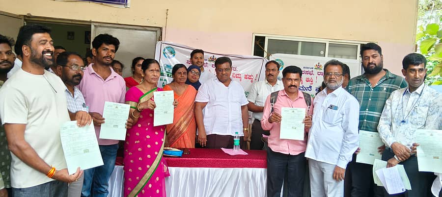 ರಾಮನಗರ ವಿಜಯನಗರದ ಸರ್ಕಾರಿ ಹಿರಿಯ ಪ್ರಾಥಮಿಕ ಶಾಲೆ ಆವರಣದಲ್ಲಿ ನಗರಸಭೆ ಹಮ್ಮಿಕೊಂಡಿದ್ದ ‘ಮನೆಯಂಗಳದಲ್ಲಿ ಇ-ಖಾತೆ ಸೌಲಭ್ಯ’ ಅಭಿಯಾನದಲ್ಲಿ ಅರ್ಜಿ ಸಲ್ಲಿಸಿದವರಿಗೆ ನಗರಸಭೆ ಅಧ್ಯಕ್ಷ ಕೆ. ಶೇಷಾದ್ರಿ  ಶಶಿ ಮತ್ತು ಪೌರಾಯುಕ್ತ ಡಾ. ಜಯಣ್ಣ ಸ್ಥಳದಲ್ಲೇ ಇ–ಖಾತೆಗಳನ್ನು ವಿತರಿಸಿದರು. ಉಪಾಧ್ಯಕ್ಷೆ ಆಯಿಷಾ ಬಾನು, ಸದಸ್ಯರು ಹಾಗೂ ಅಧಿಕಾರಿಗಳು ಇದ್ದಾರೆ