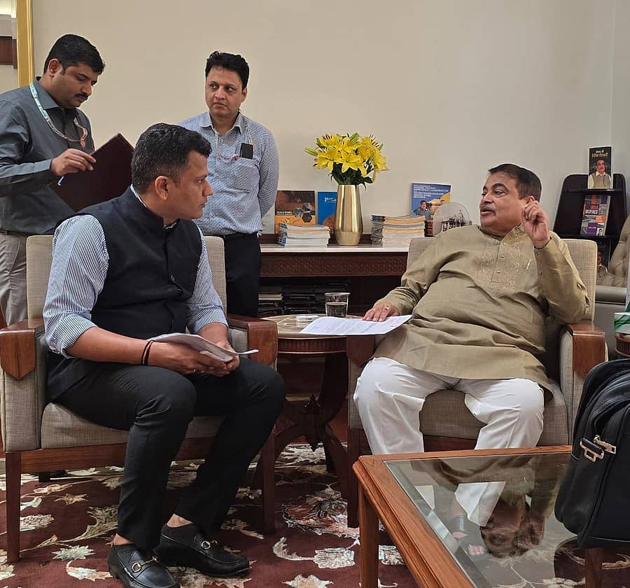 ನವದೆಹಲಿಯಲ್ಲಿ ಕೇಂದ್ರ ಸಚಿವ ನಿತಿನ್ ಗಡ್ಕರಿ ಅವರನ್ನು ಸಂಸದ ಕ್ಯಾ.ಬ್ರಿಜೇಶ್ ಚೌಟ ಗುರುವಾರ ಭೇಟಿ ಮಾಡಿ ದಕ್ಷಿಣ ಕನ್ನಡ ಜಿಲ್ಲೆಯ ಮೂಲಸೌಕರ್ಯ ಅಭಿವೃದ್ಧಿ ಯೋಜನೆಗಳ ಬಗ್ಗೆ ಚರ್ಚಿಸಿದರು