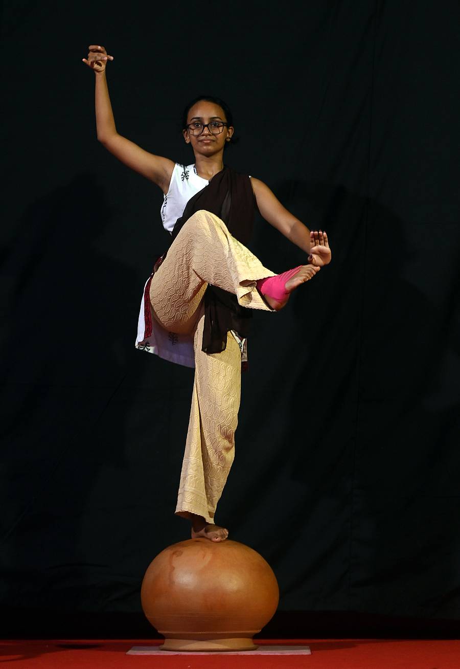 ನಿರಂತರ 170 ಗಂಟೆಗಳ ಕಾಲ ನೃತ್ಯ ಪ್ರದರ್ಶನ ನೀಡಲು ನಿರ್ಧರಿಸಿರುವ ಭರತನಾಟ್ಯ ಕಲಾವಿದೆ ರೆಮೋನಾ ಇವೆಟ್ಟ ಪಿರೇರಾ ಅವರು ಮಂಗಳೂರಿನ ಸೇಂಟ್ ಅಲೋಶಿಯಸ್ ಕಾಲೇಜಿನಲ್ಲಿ ನೃತ್ಯ ಆರಂಭಿಸಿದ್ದಾರೆ ಪ್ರಜಾವಾಣಿ ಚಿತ್ರ :ಫಕ್ರುದ್ದೀನ್ ಎಚ್