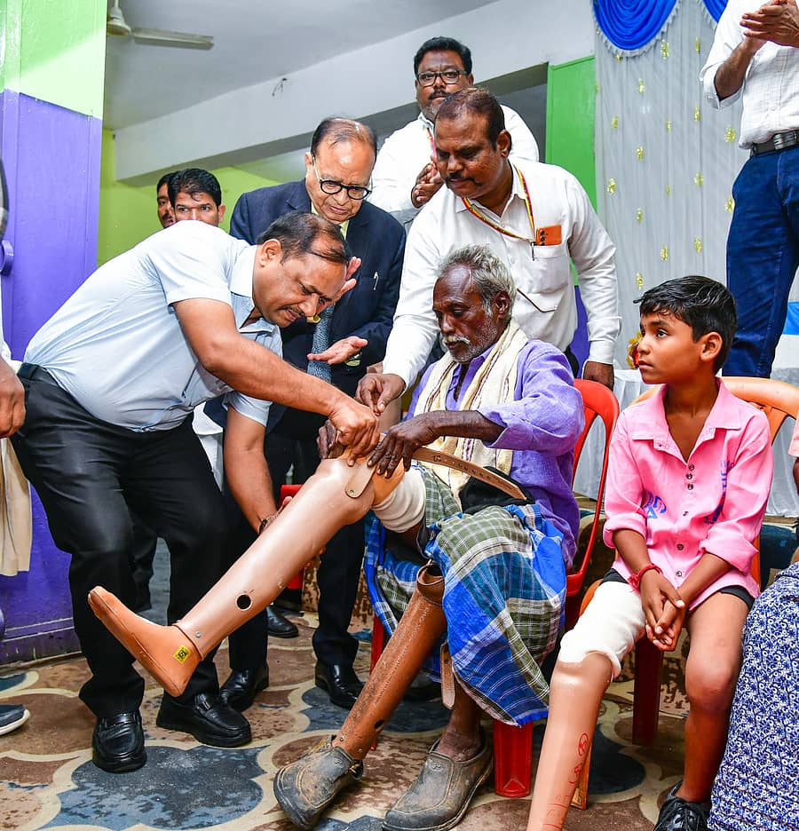 ಕೊಪ್ಪಳದಲ್ಲಿ ಗುರುವಾರ ನಡೆದ ಕಾರ್ಯಕ್ರಮದಲ್ಲಿ ಅಂಗವಿಕಲರಿಗೆ ಉಪವಿಭಾಗಾಧಿಕಾರಿ ಕ್ಯಾಪ್ಟನ್ ಮಹೇಶ ಮಾಲಗಿತ್ತಿ ಕೃತಕ ಕಾಲು ಜೋಡಣೆಗೆ ನೆರವಾದರು