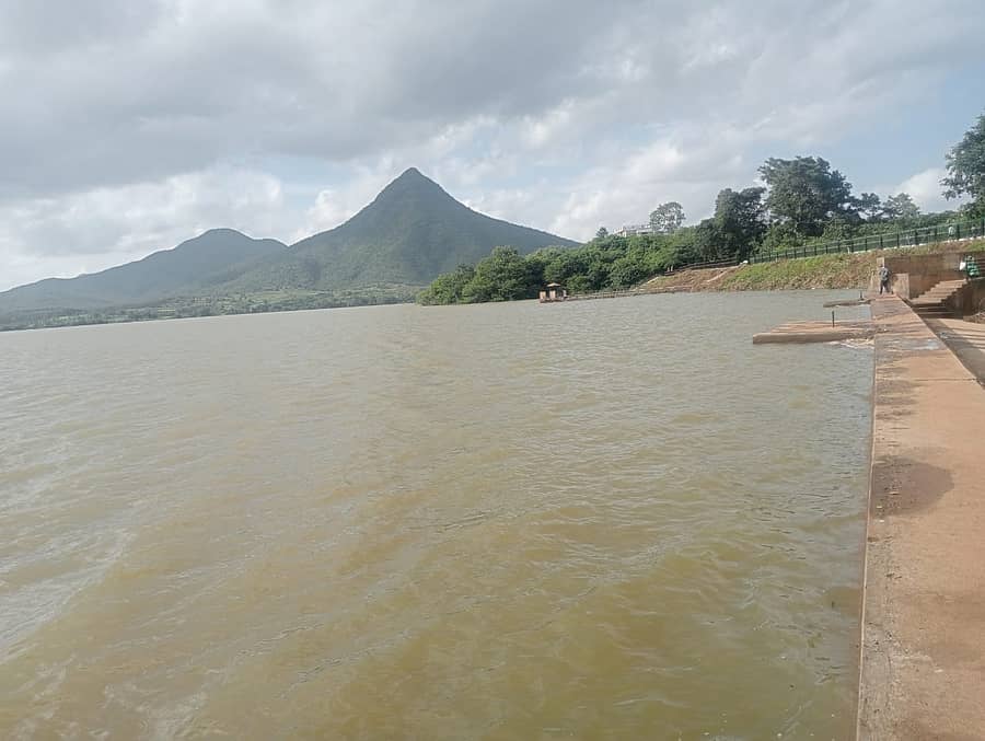 ಕಡೂರು ತಾಲ್ಲೂಕಿನ ಸಖರಾಯಪಟ್ಟಣ ಬಳಿ ಇರುವ ಅಯ್ಯನಕೆರೆ