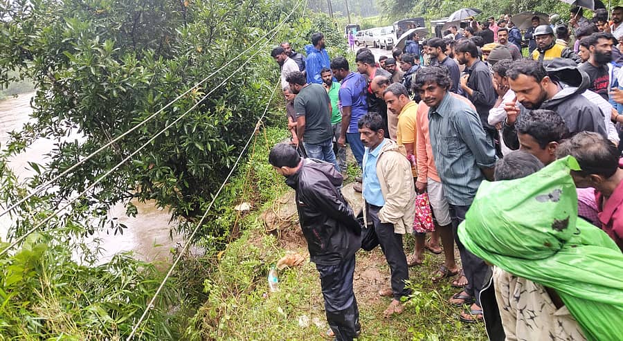 ಕಳಸ-ಕಳಕೋಡು ರಸ್ತೆಯ ಕೊಳಮಗೆ ಬಳಿ ಗುರುವಾರ ಭದ್ರಾ ನದಿಗೆ ಪಿಕ್ ಅಪ್ ವಾಹನ ಬಿದ್ದಿದ್ದನ್ನು ಸ್ಥಳೀಯರು ಕುತೂಹಲದಿಂದ ನೋಡಿದರು.