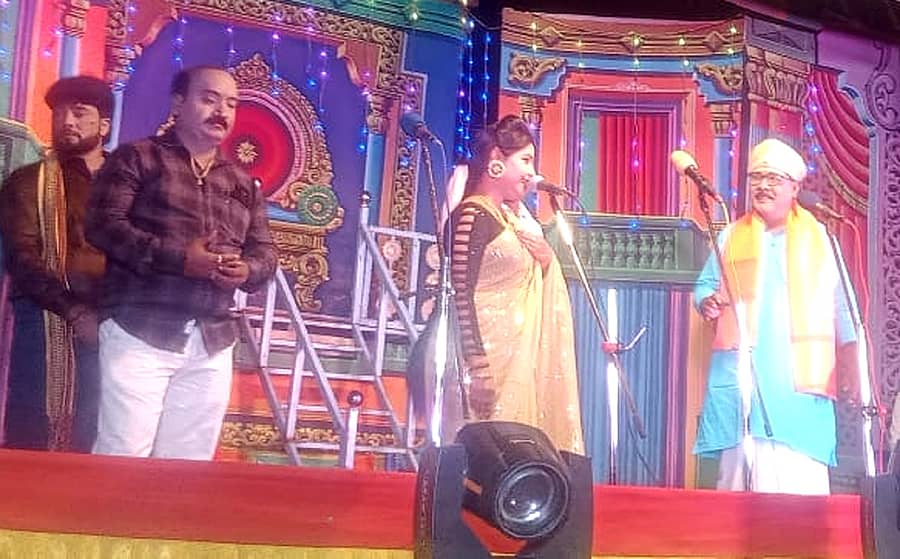 ಮಸಣ ಸೇರಿದ ಮಲ್ಲಿಗೆ ಹೂ ನಾಟಕದಲ್ಲಿ ತಂದೆ ಪಾತ್ರದಲ್ಲಿ ಮಲ್ಲೇಶ್ ಕೋನ್ಹಾಳ (ಬಲದಿಂದ ಮೊದಲನೆಯವರು)