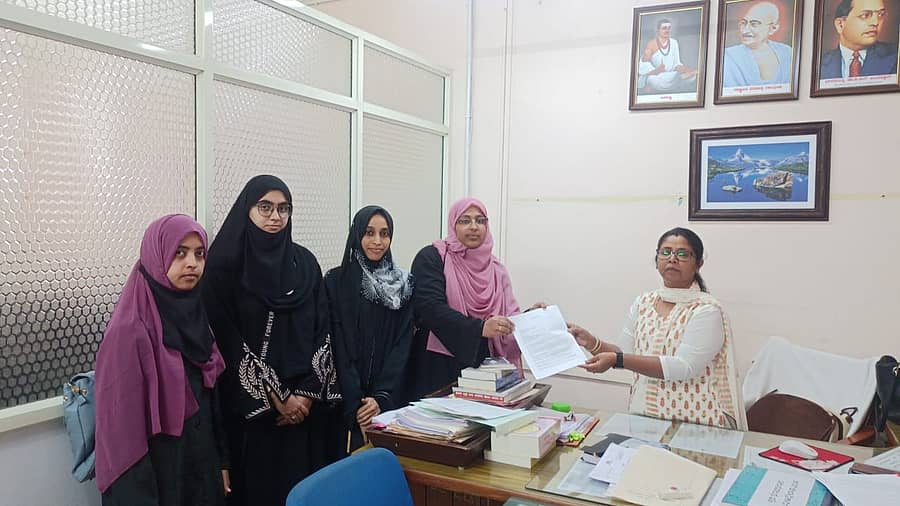 ಹಾಸನದಲ್ಲಿ ಗುರುವಾರ ಗರ್ಲ್ಸ್ ಇಸ್ಲಾಮಿಕ್ ಆರ್ಗನೈಸೇಷನ್‌ ಪ್ರತಿನಿಧಿಗಳು ಹೆಚ್ಚುವರಿ ಜಿಲ್ಲಾಧಿಕಾರಿ ಕೆ.ಟಿ. ಶಾಂತಲಾ ಅವರಿಗೆ ಮನವಿ ಸಲ್ಲಿಸಿದರು