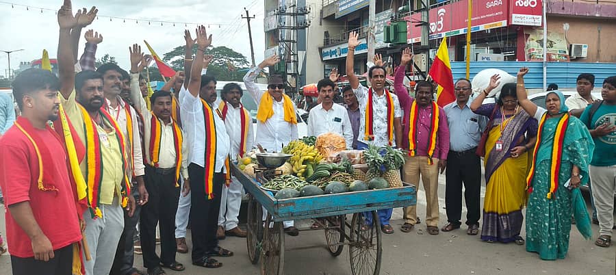 ಸಣ್ಣ ವ್ಯಾಪಾರಿಗಳಿಗೆ ಜಿಎಸ್‌ಟಿ ನೋಟಿಸ್ ವಿತರಿಸಿರುವುದನ್ನು ಖಂಡಿಸಿ, ಕನ್ನಡ ಚಳವಳಿ ವಾಟಾಳ್ ಪಕ್ಷದ ಅಧ್ಯಕ್ಷ ವಾಟಾಳ್ ನಾಗರಾಜ್ ರಾಮನಗರದ ಐಜೂರು ವೃತ್ತದಲ್ಲಿ ಕನ್ನಡಪರ ಕಾರ್ಯಕರ್ತರೊಂದಿಗೆ ತಳ್ಳುಗಾಡಿಯಲ್ಲಿ ತರಕಾರಿ ಮತ್ತು ಬೇಕರಿ ಉತ್ಪನ್ನಗಳನ್ನು ಇಟ್ಟುಕೊಂಡು ಪ್ರತಿಭಟನೆ ನಡೆಸಿದರು