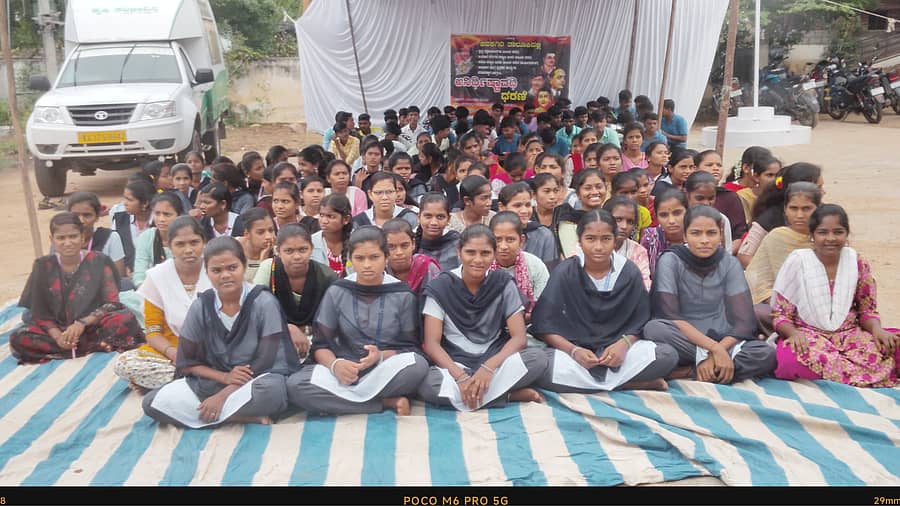 ಕನಕಗಿರಿಯ ತಹಶೀಲ್ದಾರ್ ಕಚೇರಿ ಮುಂದೆ ಎಸ್‌ಎಫ್‌ಐ ಕಾರ್ಯಕರ್ತರು ವಿವಿಧ ಬೇಡಿಕೆಗಳನ್ನು ಈಡೇರಿಸುವಂತೆ ಒತ್ತಾಯಿಸಿ ಅನಿರ್ದಿಷ್ಟಾವಧಿ ಧರಣಿ ಆರಂಭಿಸಿದರು