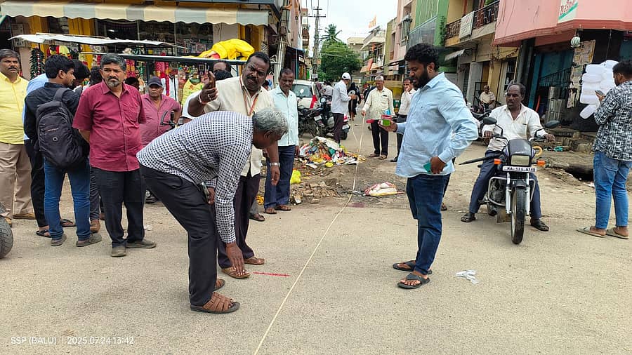 ಚಿಕ್ಕಬಳ್ಳಾಪುರದ ಬಜಾರ್ ರಸ್ತೆ ವಿಸ್ತರಣೆಗೆ ಗುರುತು ಹಾಕಿದ ನಗರಸಭೆ ಅಧಿಕಾರಿಗಳು ಮತ್ತು ಸಿಬ್ಬಂದಿ