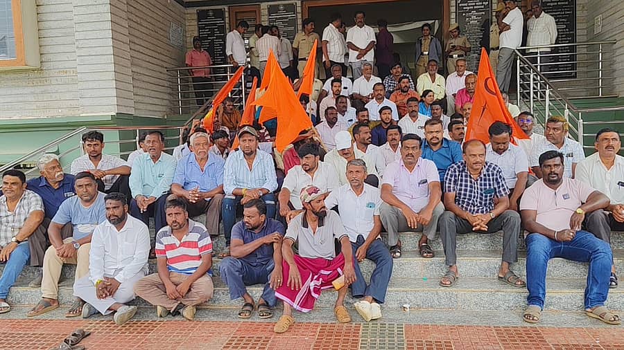 ತಿಪಟೂರು ನಗರಸಭೆ ಕಚೇರಿ ಮುಂಬಾಗ ಪ್ರತಿಭಟನೆ ನಡೆಯಿತು