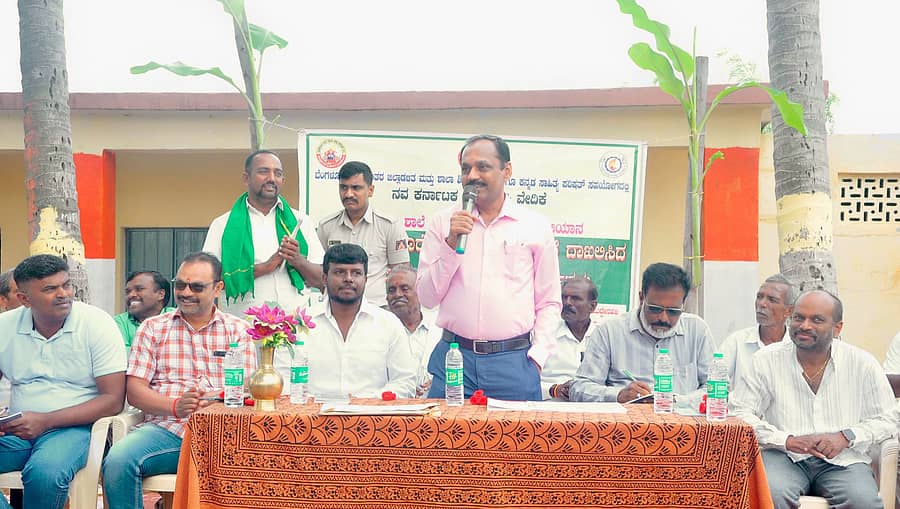 ದೊಡ್ಡಬಳ್ಳಾಪುರ ತಾಲ್ಲೂಕಿನ ಹಿರೇಮುದ್ದೇನಹಳ್ಳಿ ಸರ್ಕಾರಿ ಹಿರಿಯ ಪ್ರಾಥಮಿಕ ಶಾಲೆಯಲ್ಲಿ ಜಿಲ್ಲಾಡಳಿತ, ಶಾಲಾ ಶಿಕ್ಷಣ ಇಲಾಖೆ ಮತ್ತು ಕನ್ನಡ ಸಾಹಿತ್ಯ ಪರಿಷತ್‌ ಸಹಯೋಗದೊಂದಿಗೆ ನವ ಕರ್ನಾಟಕ ಯುವಶಕ್ತಿ ವೇದಿಕೆ ವತಿಯಿಂದ ನಡೆದ ‘ಸರ್ಕಾರಿ ಶಾಲೆ ಉಳಿಸಿ–ಕನ್ನಡ ಬೆಳೆಸಿ’ ಅಭಿಯಾನದಲ್ಲಿ ಜಿಲ್ಲಾಧಿಕಾರಿ ಎ.ಬಿ.ಬಸವರಾಜು ಮಾತನಾಡಿದರು