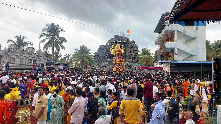 ಚನ್ನಪಟ್ಟಣ ತಾಲ್ಲೂಕಿನ ಗೌಡಗೆರೆಯ ಚಾಮುಂಡೇಶ್ವರಿ ಬಸವಪ್ಪ ಕ್ಷೇತ್ರದಲ್ಲಿ ಭೀಮನ ಅಮಾವಾಸ್ಯೆ ಪ್ರಯುಕ್ತ ಸೇರಿದ್ದ ಭಕ್ತಸಾಗರ
