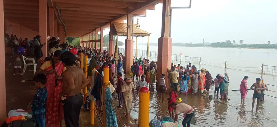 ಉಕ್ಕಡಗಾತ್ರಿ ಅಜ್ಜಯ್ಯನ ದರ್ಶನಕ್ಕೆ ಬಂದ ಭಕ್ತರು ನದಿಯ ದಡದಲ್ಲಿ ಸ್ನಾನ ಮಾಡುತ್ತಿರುವುದು