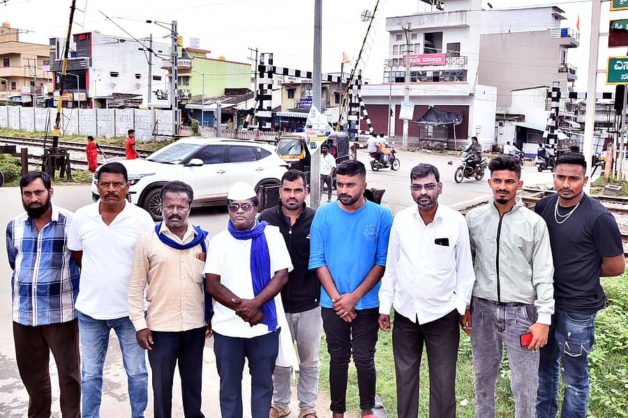 ನಂಜನಗೂಡಿನ ರಾಷ್ಟ್ರಪತಿ ರಸ್ತೆಯ ರೈಲ್ವೆ ಲೆವಲ್ ಕ್ರಾಸಿಂಗ್ ಬಳಿ ಗುರುವಾರ ಪ್ರಗತಿಪರ ಸಂಘಟನೆಗಳ ಕಾರ್ಯಕರ್ತರು ಪ್ರತಿಭಟನೆ ನಡೆಸಿ ಪೂರ್ವನಿರ್ಧಾರದಂತೆಯೇ ರೈಲ್ವೆ ಮೇಲ್ಸೇತುವೆ ನಿರ್ಮಿಸುವಂತೆ ಆಗ್ರಹಿಸಿದರು