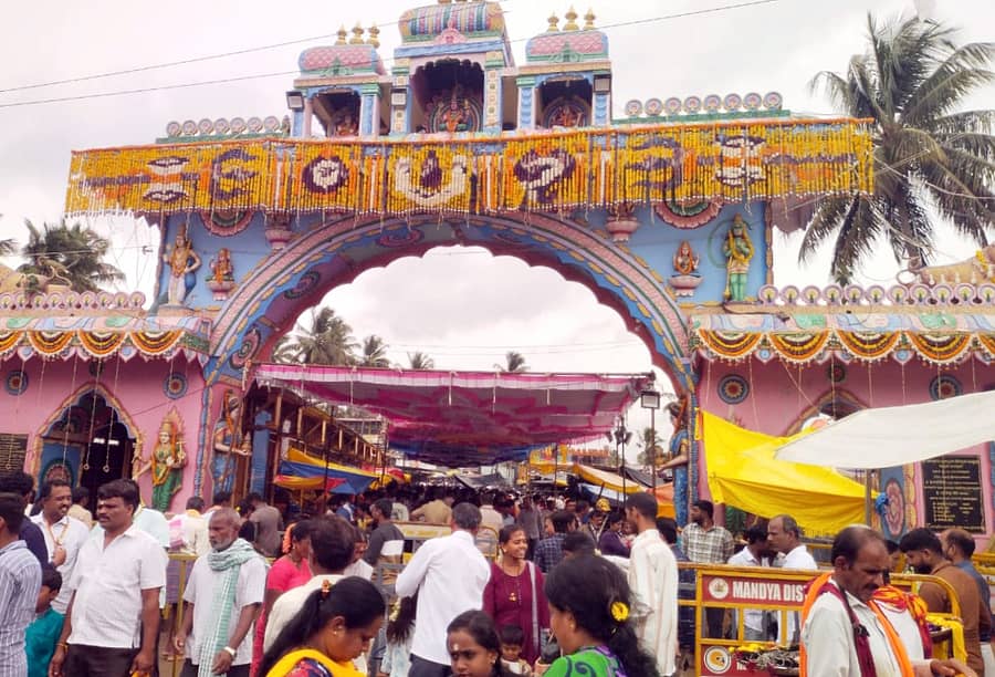 ಟಿ.ಎಂ. ಹೊಸೂರು ಗೇಟ್‌ ಬಳಿಯ ಮಹಾಕಾಳಿ ದೇವಾಲಯದಲ್ಲಿ, ಭೀಮನ ಅಮಾವಾಸ್ಯೆ ನಿಮಿತ್ತ ದೇವಿಗೆ ವಿಶೇಷ ಅಲಂಕಾರ ಮಾಡಲಾಗಿತ್ತು (ಎಡಚಿತ್ರ). ಶ್ಭೀಮನ ಅಮಾವಾಸ್ಯೆ ನಿಮಿತ್ತ ಶ್ರೀರಂಗಪಟ್ಟಣ ತಾಲ್ಲೂಕಿನ ಆರತಿ ಉಕ್ಕಡದ ಅಹಲ್ಯಾದೇವಿ ದೇವಾಲಯದಲ್ಲಿ ಗುರುವಾರ ಹೆಚ್ಚಿನ ಭಕ್ತರು ಭೇಟಿ ನೀಡಿದ್ದರು