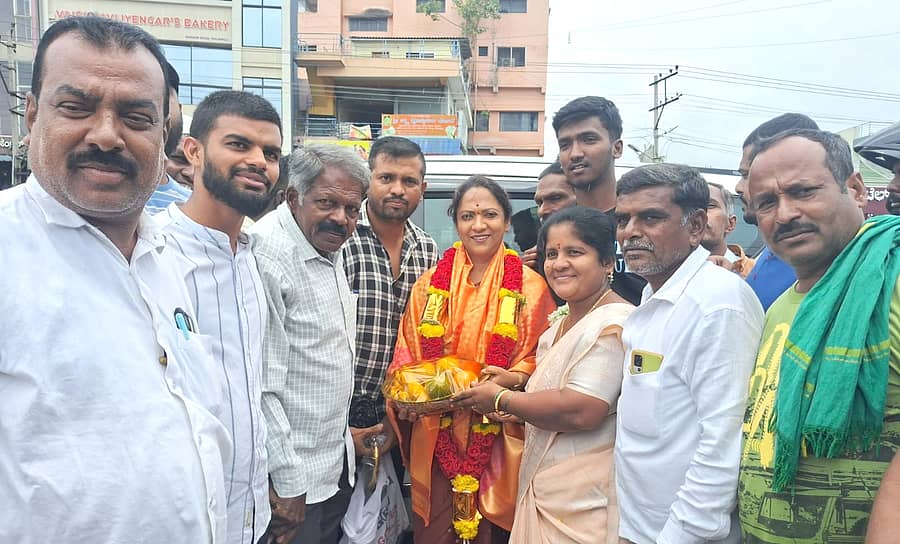 ಮಳವಳ್ಳಿ ಪಟ್ಟಣದ ಅನಂತ್ ರಾಂ ವೃತ್ತದ ಬಳಿ ರಾಜ್ಯ ಮಹಿಳಾ ಆಯೋಗದ ಅಧ್ಯಕ್ಷೆ ನಾಗಲಕ್ಷ್ಮಿ ಚೌಧರಿ ಅವರನ್ನು ಸಾರ್ವಜನಿಕರು ಅಭಿನಂದಿಸಿದರು