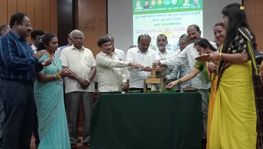 <div class="paragraphs"><p>ರಾಮನಗರದ ಜಿಲ್ಲಾ ಪಂಚಾಯಿತಿ ಸಭಾಂಗಣದಲ್ಲಿ&nbsp; ಗುರುವಾರ ನಡೆದ ಪಿಎಂಎಫ್ಎಂಇ ಯೋಜನೆ ನಿಯಮಬದ್ಧಗೊಳಿಸುವಿಕೆ ಹಾಗೂ ಕಿರು ಆಹಾರ ಸಂಸ್ಕರಣ ಉದ್ದಿಮೆಗಳ ಅಭಿವೃದ್ಧಿ ಕುರಿತ ಅರಿವು ಕಾರ್ಯಕ್ರಮವನ್ನು&nbsp; ಗ್ಯಾರಂಟಿ ಯೋಜನೆಗಳ ಅನುಷ್ಠಾನ ಸಮಿತಿ ಜಿಲ್ಲಾಧ್ಯಕ್ಷ ಕೆ. ರಾಜು ಉದ್ಘಾಟಿಸಿದರು</p></div>