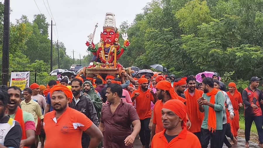 ಭಟ್ಕಳದಲ್ಲಿ ಮಾರಿದೇವಿ ಮೂರ್ತಿ ವಿಸರ್ಜನೆಗೆ ಭಕ್ತರು ಭವ್ಯ ಮೆರವೆಣಿಯಲ್ಲಿ ಕೊಂಡೊಯ್ದರು