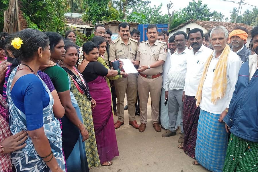 ಚನ್ನಗಿರಿ ತಾಲ್ಲೂಕು ಅಜ್ಜಿಹಳ್ಳಿ ಗ್ರಾಮದಲ್ಲಿ ಖಾಸಗಿ ಹಾಗೂ ಕೆಎಸ್ ಆರ್ ಟಿಸಿ ಬಸ್ ಗಳನ್ನು ನಿಲುಗಡೆ ಮಾಡುವಂತೆ ಒತ್ತಾಯಿಸಿ ಗುರುವಾರ ಗ್ರಾಮಸ್ಥರು ಪ್ರತಿಭಟನೆ ನಡೆಸಿ, ಪಿಎಸ್ಐ ಸುರೇಶ್ ಅವರಿಗೆ ಮನವಿ ಸಲ್ಲಿಸಿದರು.