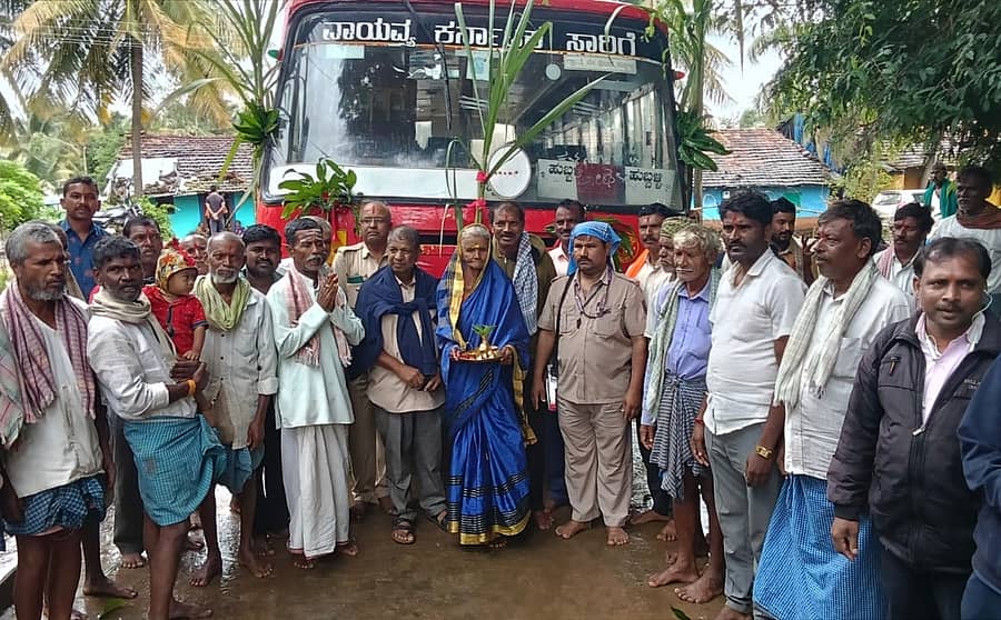 ಕಲಘಟಗಿ ತಾಲ್ಲೂಕಿನ ಕಳಸನಕೊಪ್ಪ ಗ್ರಾಮಕ್ಕೆ ಹುಬ್ಬಳ್ಳಿ ಮಾರ್ಗವಾಗಿ ಬಂದ ಬಸ್ಗೆ ಗ್ರಾಮಸ್ಥರು ಪೂಜೆ ಸಲ್ಲಿಸಿ ಬರಮಾಡಿಕೊಂಡರು