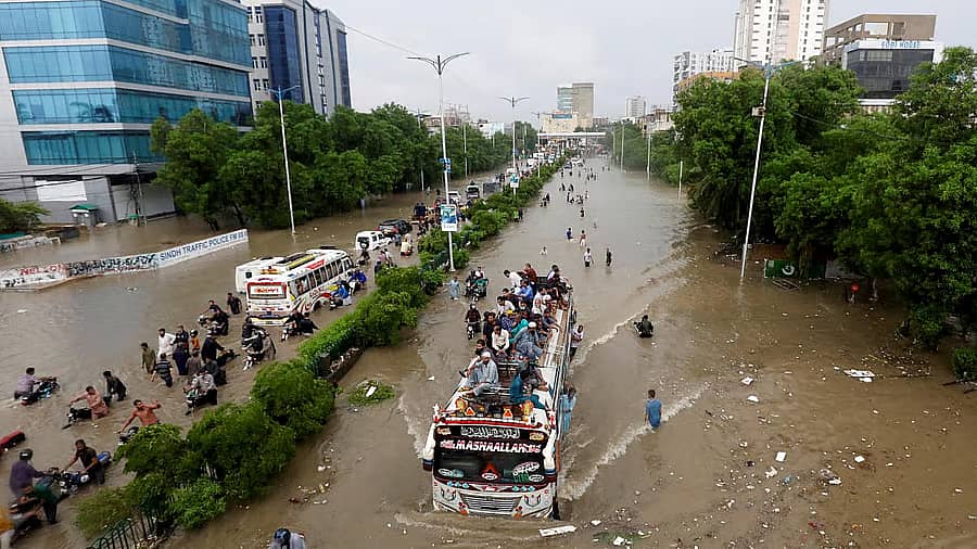 <div class="paragraphs"><p>ಭಾರಿ ಮಳೆಯಿಂದಾಗಿ ಕರಾಚಿಯ ರಸ್ತೆ ಜಲಾವೃತವಾಗಿರುವುದು</p></div>