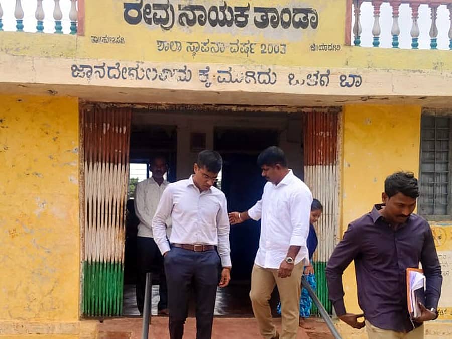 ಹುಣಸಗಿ ತಾಲ್ಲೂಕಿನ  ರೇವು ನಾಯಕ ತಾಂಡಾದ ಶಾಲೆಗೆ ಯಾದಗಿರಿ ಪೃಥ್ವಿಕ್ ಶಂಕರ್ ಭೇಟಿ ನೀಡಿ ಪರಿಶೀಲಿಸಿದರು