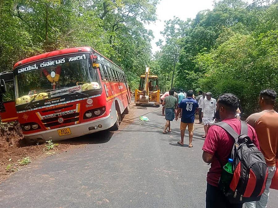 ಗೋಕರ್ಣ–ವಡ್ಡಿ ರಸ್ತೆಯ ಪಕ್ಕದ ಚರಂಡಿಯಲ್ಲಿ ಚಕ್ರ ಸಿಲುಕಿದ್ದ ಬಸ್ನ್ನು ಹೊರಕ್ಕೆ ಎಳೆಯಲು ಜೆಸಿಬಿ ಬಳಸಿ ಕಾರ್ಯಾಚರಣೆ ನಡೆಸಿರುವುದು. (ಸಂಗ್ರಹ ಚಿತ್ರ)