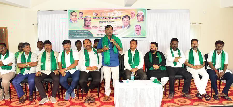 ಕಲಬುರಗಿ ಜಿಲ್ಲಾ ಮಾದಿಗ ಮಹಾ ಒಕ್ಕೂಟ ಆಯೋಜಿಸಿದ್ದ ಒಳಮೀಸಲಾತಿ ಜಾರಿ ಕುರಿತ ಸಭೆಯಲ್ಲಿ ಕೇಂದ್ರದ ಮಾಜಿ ಸಚಿವ ಎ. ನಾರಾಯಣಸ್ವಾಮಿ ಮಾತನಾಡಿದರು. ಬಸವರಾಜ ಮತ್ತಿಮಡು, ಉಮೇಶ ಕಾರಜೋಳ, ದಶರಥ ಗುಂಡಗುರ್ತಿ ಇತರರು ಭಾಗವಹಿಸಿದ್ದರು
