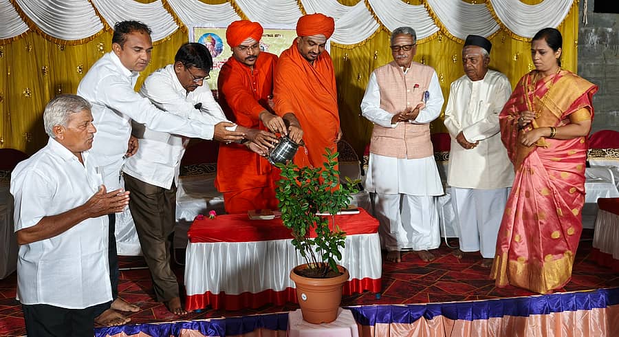 ಹಾವೇರಿಯ ಬಸವೇಶ್ವರನಗರದ ಶುಕ್ರವಾರ ಹಮ್ಮಿಕೊಂಡಿದ್ದ ‘ಮನೆಯಲ್ಲಿ ಮಹಾಮನೆ’ ಕಾರ್ಯಕ್ರಮವನ್ನು ಕೂಡಲ ಗುರುನಂಜೇಶ್ವರ ಮಠದ ಗುರುಮಹೇಶ್ವರ ಶಿವಾಚಾರ್ಯ ಸ್ವಾಮೀಜಿ ಉದ್ಘಾಟಿಸಿದರು