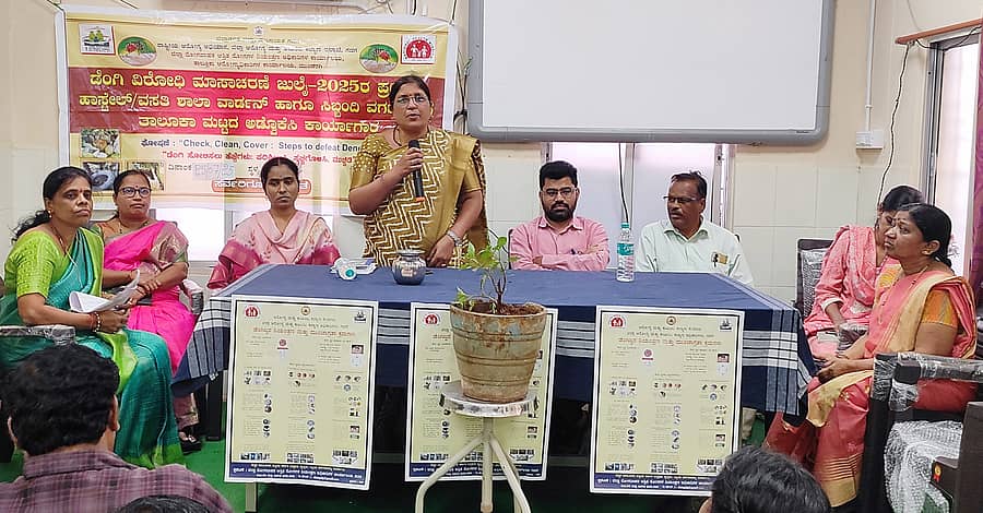 ಮುಂಡರಗಿಯ ಸಾರ್ವಜನಿಕ ಆಸ್ಪತ್ರೆಯಲ್ಲಿ ಆರೋಗ್ಯ ಇಲಾಖೆ ಹಮ್ಮಿಕೊಂಡಿದ್ದ ಡೆಂಗಿ ವಿರೋಧಿ ಮಾಸಾಚರಣೆಯಲ್ಲಿ ಅರುಣಾ ಸೋರಗಾವಿ ಮಾತನಾಡಿದರು