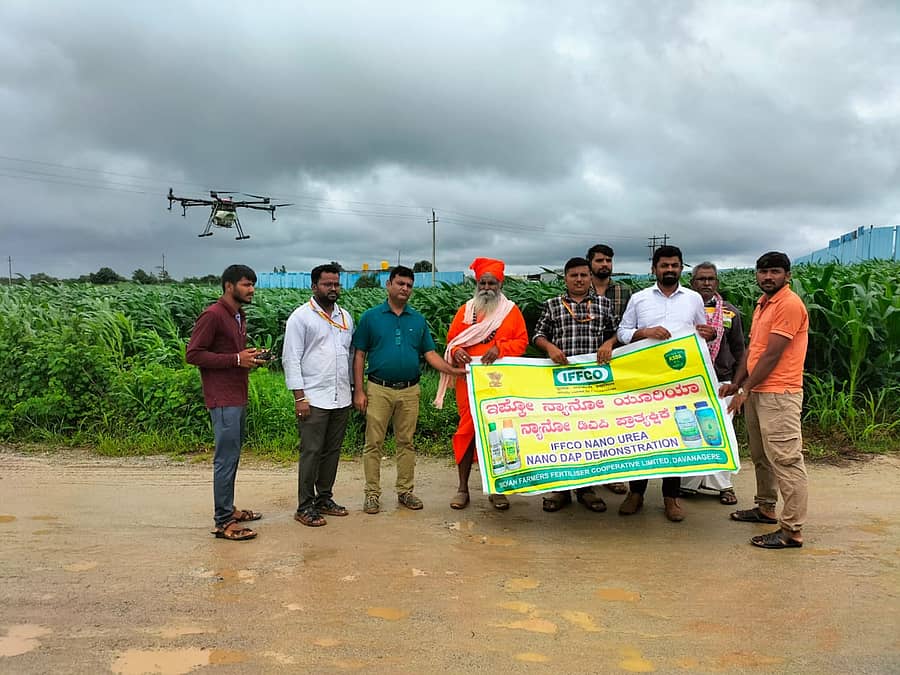 ದಾವಣಗೆರೆ ತಾಲ್ಲೂಕಿನ ಆನಗೋಡು ಹೋಬಳಿ ವ್ಯಾಪ್ತಿಯಲ್ಲಿ ಕೃಷಿ ಇಲಾಖೆ ಅಧಿಕಾರಿಗಳು ನ್ಯಾನೋ ಯೂರಿಯಾ ಬಳಕೆ ಬಗ್ಗೆ ರೈತರಿಗೆ ಅರಿವು ಮೂಡಿಸಿದರು