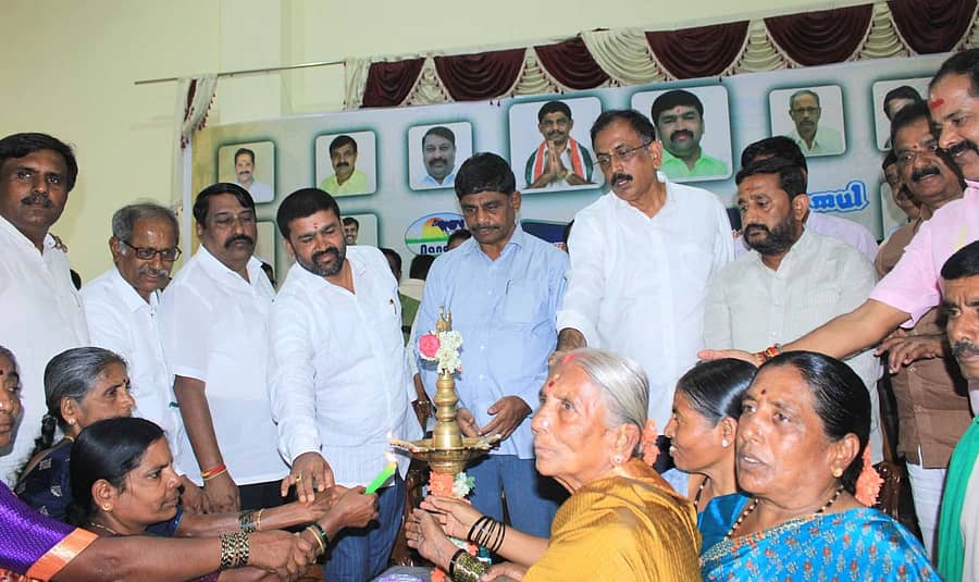 ದೊಡ್ಡಬಳ್ಳಾಪುರ ಹಾಲು ಶೀಥಲ ಕೇಂದ್ರದಲ್ಲಿ ಶುಕ್ರವಾರ ನಡೆದ ಹಾಲು ಉತ್ಪಾದಕ ಸಹಕಾರ ಸಂಘದ ಅಧ್ಯಕ್ಷರು,ಕಾರ್ಯನಿರ್ವಾಹಕರು ಹಾಗೂ ರೈತರ ಸಮಾಲೋಚನ ಸಭೆಯನ್ನು ಬಮೂಲ್‌ ಅಧ್ಯಕ್ಷ ಡಿ.ಕೆ.ಸುರೇಶ್‌ ಉದ್ಘಾಟಿಸಿದರು