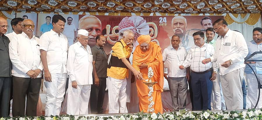 ಚಿಕ್ಕೋಡಿ ಪಟ್ಟಣದ ಪರಟಿ ನಾಗಲಿಂಗೇಶ್ವರ ಸಭಾಭವನದಲ್ಲಿ ಶಾಸಕ ಗಣೇಶ ಹುಕ್ಕೇರಿ ಅವರ 47ನೇ ಹುಟ್ಟುಹಬ್ಬದ ಅಂಗವಾಗಿ ಹಮ್ಮಿಕೊಂಡ ಕಾರ್ಯಕ್ರಮವನ್ನು ಪ್ರಕಾಶ ಹುಕ್ಕೇರಿ ಉದ್ಘಾಟಿಸಿದರು. ಸಂಪಾದನಾ ಸ್ವಾಮೀಜಿ, ಚಿದ್ಗನಾನಂದ ಸ್ವಾಮೀಜಿ, ಸೋನಾಕ್ಷಿ ಹುಕ್ಕೇರಿ, ಅದ್ವಿಕ ಹುಕ್ಕೇರಿ ಇತರರು ಪಾಲ್ಗೊಂಡರು